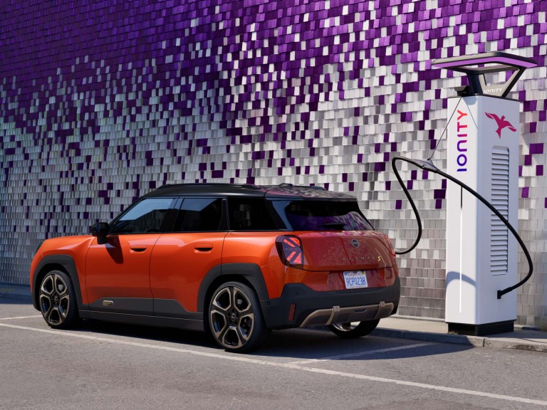 Visiškai elektrinis MINI Aceman - įkrovimas - įkrovimas darbe