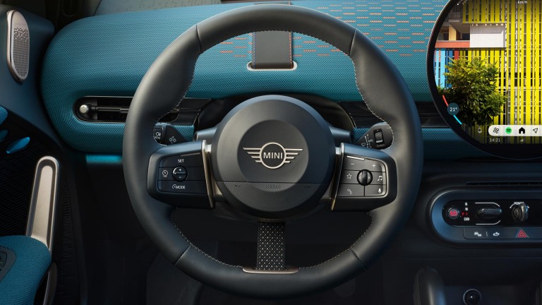 Visiškai elektrinis MINI Aceman – interjeras – vairas
