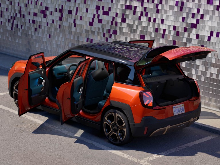 Visiškai elektrinis MINI Aceman - erdvė ir universalumas - isofix