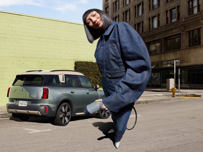 MINI visiškai elektrinis Countryman - įkrovimas - įkraukite automobilį viešose vietose