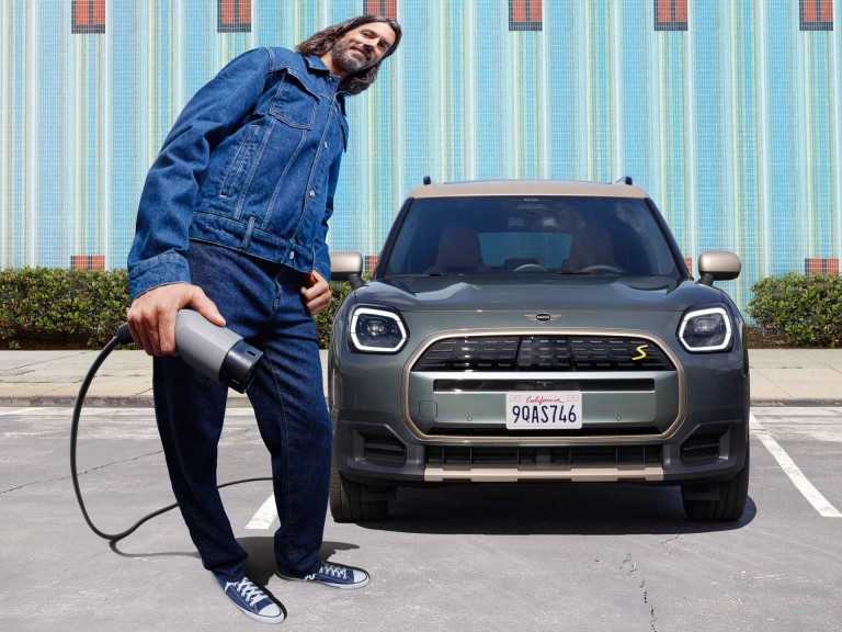 MINI visiškai elektrinis Countryman - įkrovimas - įkraukite automobilį namuose