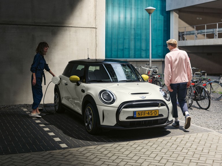 MINI triduris Cooper SE – vaizdas iš priekio – sidabro ir juodos spalvos