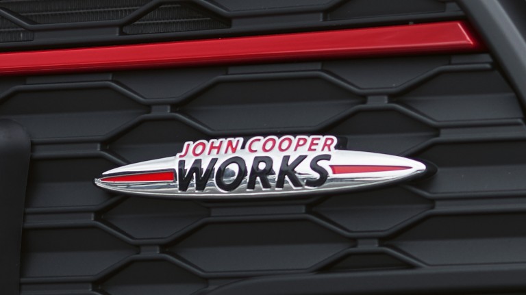 MINI John Cooper Works Clubman – priekinės grotelės – JCW ženklelis