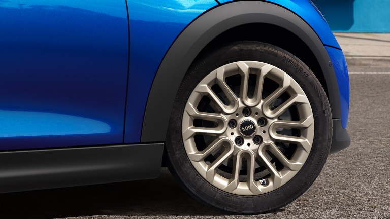 MINI Cooper 5-duris - eksterjero akcentai - lengvojo lydinio ratlankio vaizdas iš arti