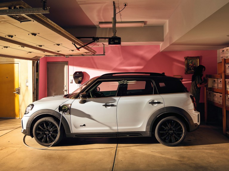 MINI Cooper Countryman SE – pikniko suolelis – ištraukiamas suolelis