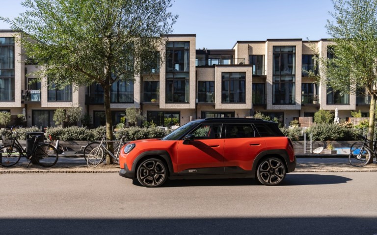 MINI Aceman SE nuo 45 200 Eur.